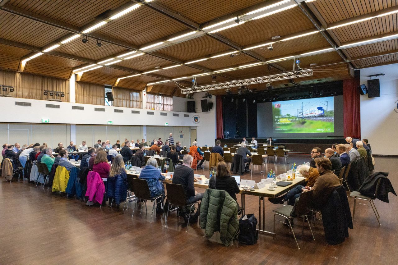 Forumsmitglieder bei der 19. Sitzung in Weiterstadt (Foto: DB AG/Tobias Kasper)
