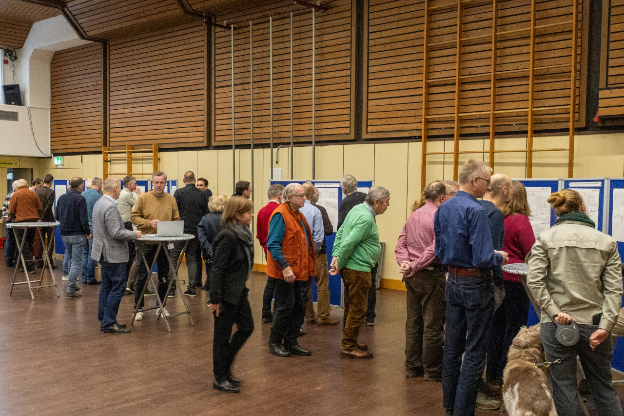 Forumsmitglieder informieren sich an verschiedenen Stellwänden über die Vorbereitung der parlamentarischen Befassung